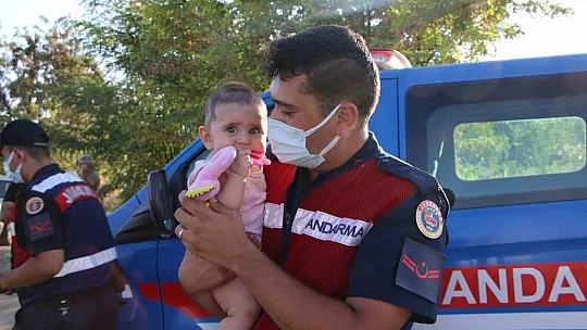Annesi kazada yaralanınca jandarma ekipleri bebekle ilgilenip oyun oynadı
