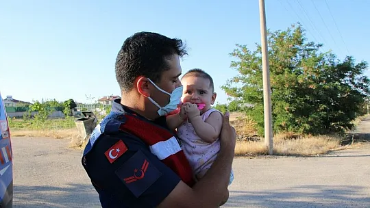 Annesi kazada yaralanınca jandarma ekipleri bebekle ilgilenip oyun oynadı