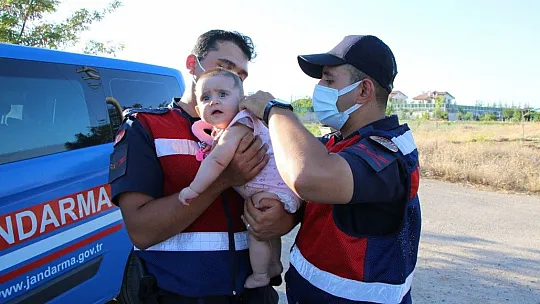 Annesi kazada yaralanınca jandarma ekipleri bebekle ilgilenip oyun oynadı