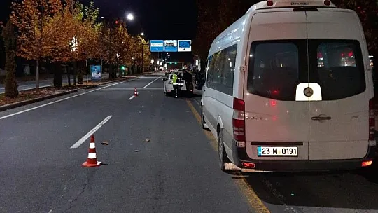 Kazada yaralanan kadının üzerini montlarıyla örttüler