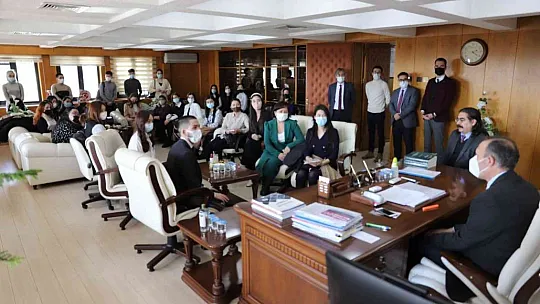 Kazakistanlı öğrencilerden Rektör Göktaş'a ziyaret