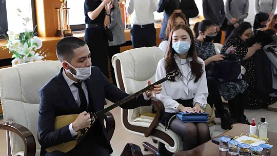 Kazakistanlı öğrencilerden Rektör Göktaş'a ziyaret