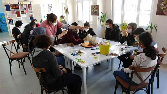 'Helva' isimli kedi, özel öğrencilerin maskotu oldu