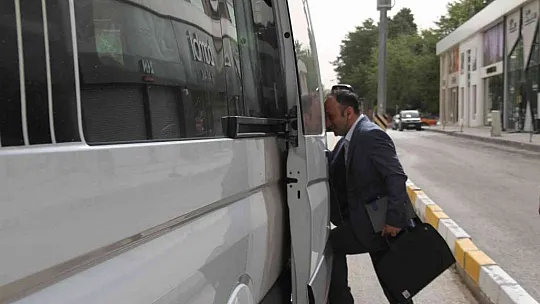 Kemal Sunal'ın oynadığı 'Atla Gel Şaban' filmi Elazığ'da gerçek oldu: Minibüse binmeden yazamıyor