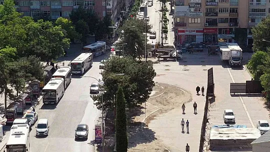 Kent Meydanı sahasındaki 20 adet ağaç taşınacak