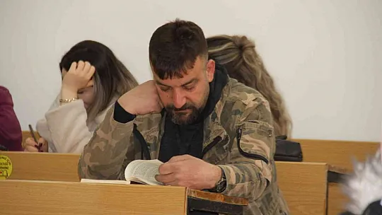 Zülfü ustanın okuma azmi hayran bıraktı