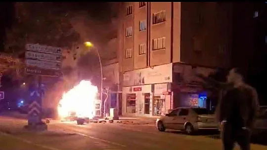 Sürücünün kontağı çevirmesiyle araç bir anda alev topuna döndü