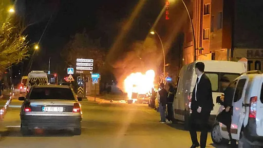 Sürücünün kontağı çevirmesiyle araç bir anda alev topuna döndü