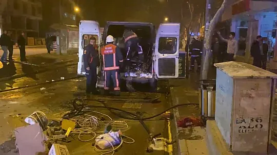 Sürücünün kontağı çevirmesiyle araç bir anda alev topuna döndü