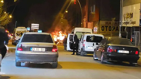 Sürücünün kontağı çevirmesiyle araç bir anda alev topuna döndü