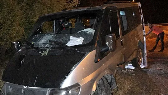 Yoldan çıkan transit minibüs bahçeye girdi