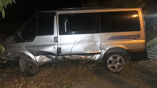Yoldan çıkan transit minibüs bahçeye girdi