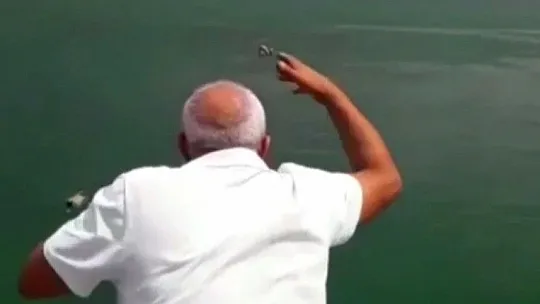 Boğulan köpeğini kurtarmak için hayatını hiçe saydı