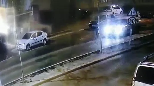 Köpek havlamasından korkup kaçan çocuğu araba çarptı