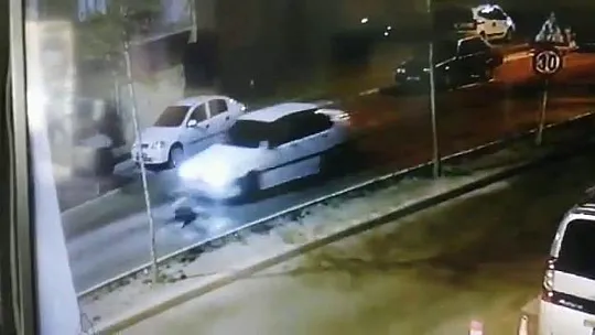 Köpek havlamasından korkup kaçan çocuğu araba çarptı
