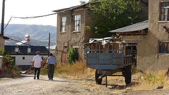 Köylüler atıl durumdaki okulu Kültür Evine dönüştürdü