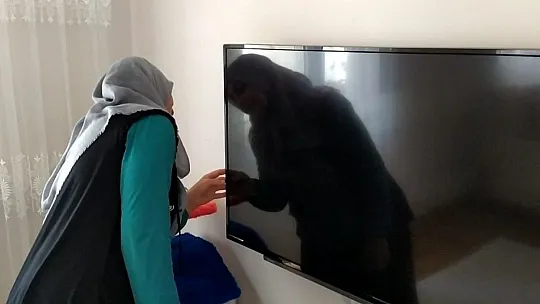 Kurtçuk televizyon ekranının içine yuva yaptı!