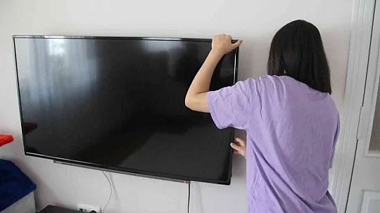 Kurtçuk televizyon ekranının içine yuva yaptı!