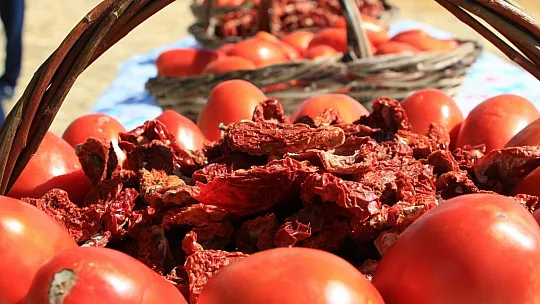Kurutmalık domateslerle ay yıldızlı Türkiye haritası oluşturuldu