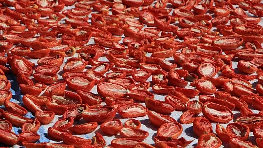 Kurutmalık domateslerle ay yıldızlı Türkiye haritası oluşturuldu