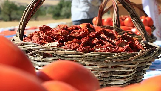 Kurutmalık domateslerle ay yıldızlı Türkiye haritası oluşturuldu