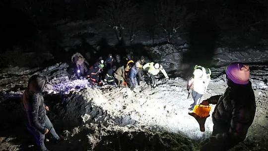 Çarptığı kayaların altında kalan tır sürücüsü hayatını kaybetti