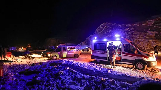 Çarptığı kayaların altında kalan tır sürücüsü hayatını kaybetti
