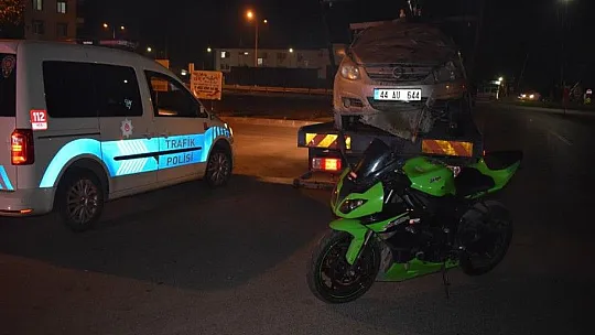 Motosikletin sıkıştırdığı araç takla attı