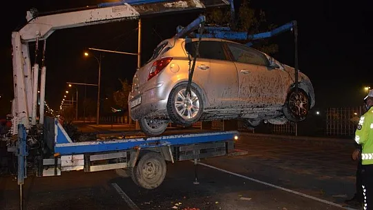 Motosikletin sıkıştırdığı araç takla attı