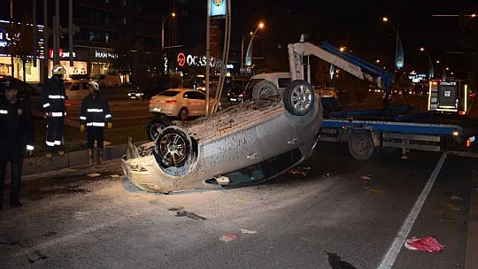 Motosikletin sıkıştırdığı araç takla attı