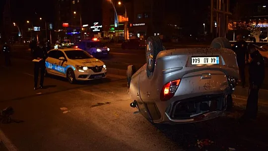 Motosikletin sıkıştırdığı araç takla attı