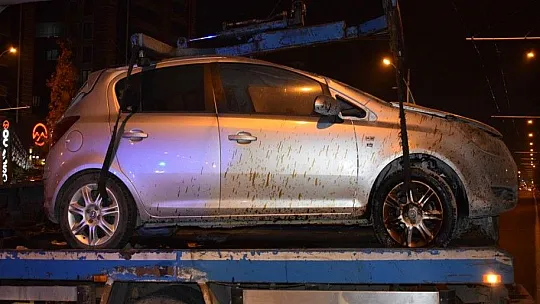 Motosikletin sıkıştırdığı araç takla attı