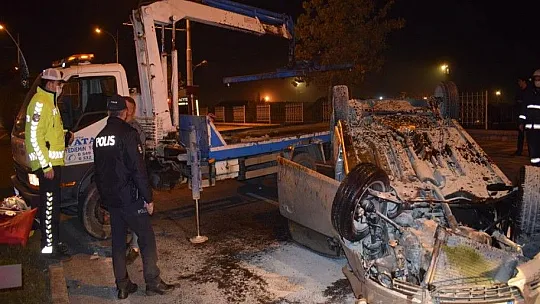 Motosikletin sıkıştırdığı araç takla attı