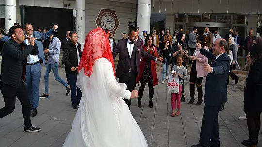 Yetiştirme yurdunda büyüyen çift, dünya evine girdi
