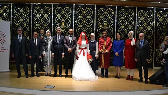 Yetiştirme yurdunda büyüyen çift, dünya evine girdi