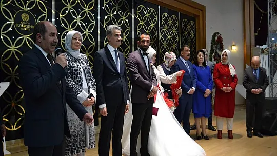 Yetiştirme yurdunda büyüyen çift, dünya evine girdi