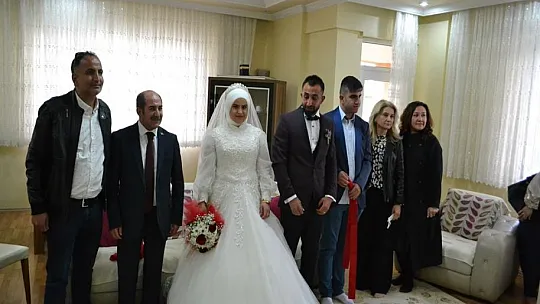 Yetiştirme yurdunda büyüyen çift, dünya evine girdi