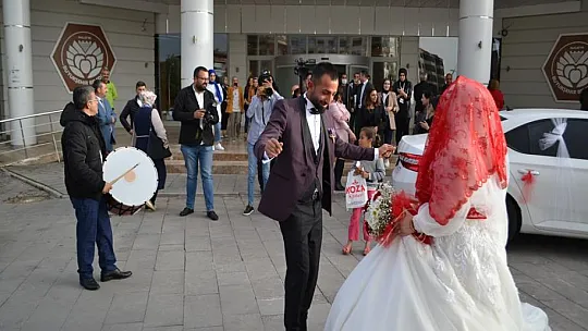 Yetiştirme yurdunda büyüyen çift, dünya evine girdi