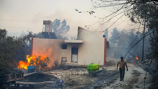 Manavgat'ta orman yangını yerleşim yerlerine sıçradı