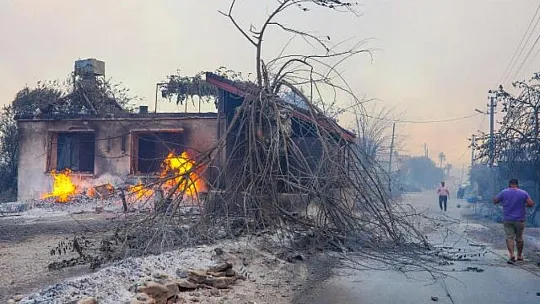 Manavgat'ta orman yangını yerleşim yerlerine sıçradı