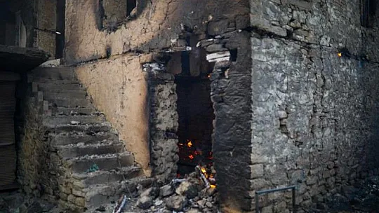 Manavgat'ta orman yangını yerleşim yerlerine sıçradı