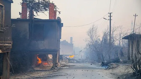 Manavgat'ta orman yangını yerleşim yerlerine sıçradı