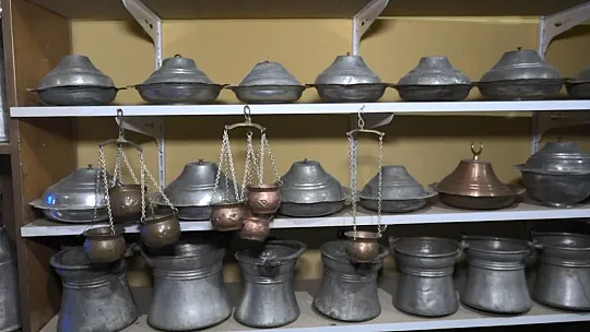 40 bine yakın eserle antika dükkanında zamanda yolculuk