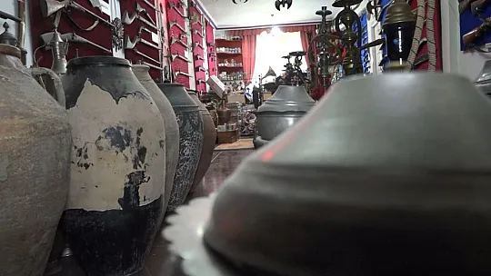 40 bine yakın eserle antika dükkanında zamanda yolculuk