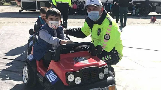 Mobil trafik eğitim tırı 2'nci gününde Elazığ'da eğitime devam etti