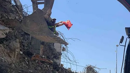 Molozlar arasından Türk bayrağını çıkardı, görenlerin içini ısıttı