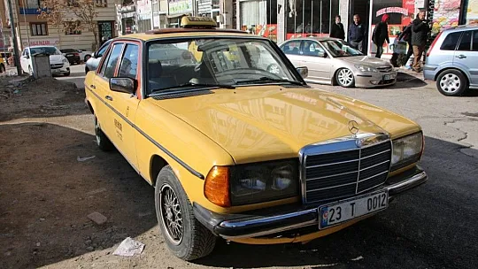 77 model emektar taksiye Müslüm Gürses bile binmiş