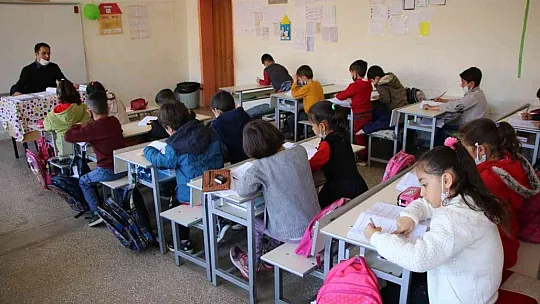 Engelli öğrencisini her teneffüs kucağında gezdiriyor