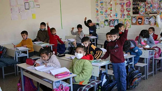 Engelli öğrencisini her teneffüs kucağında gezdiriyor