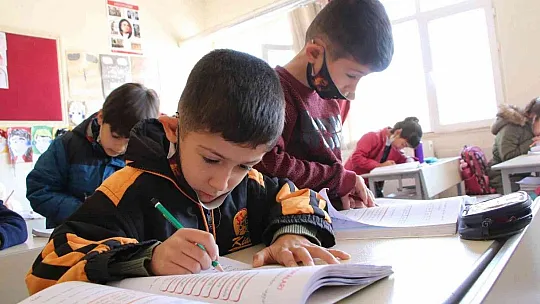 Engelli öğrencisini her teneffüs kucağında gezdiriyor